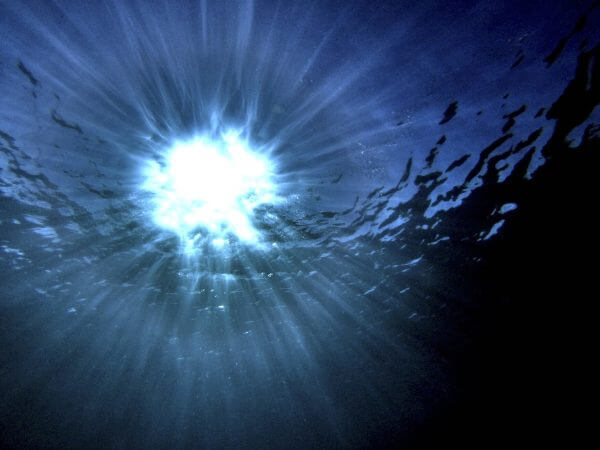 Vue du soleil de sous l'eau 