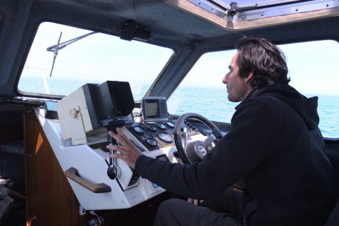 Timothée Perrero conduit le Bleuvet, le bateau de recherche du GREMM depuis 28 ans.