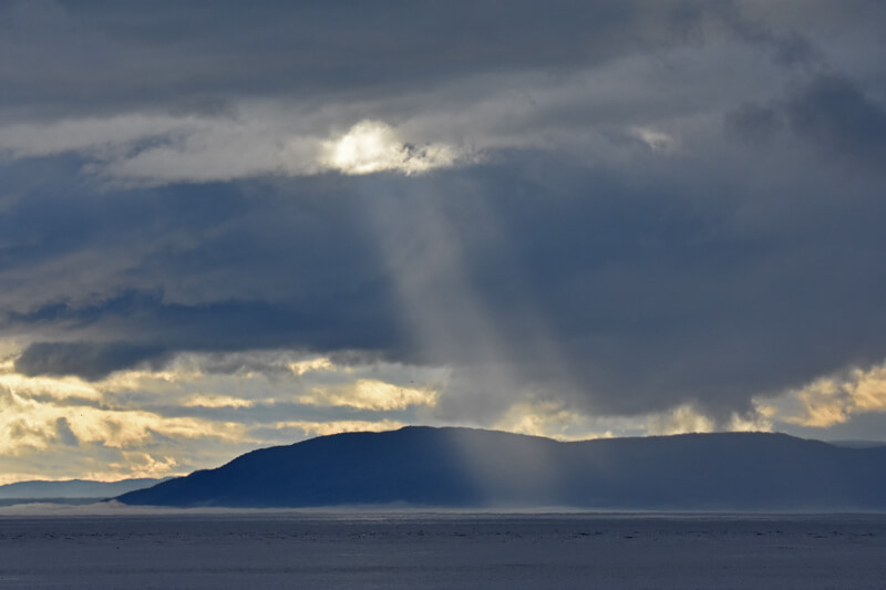 Un «pied-de-vent» bien visible descend des nuages. 