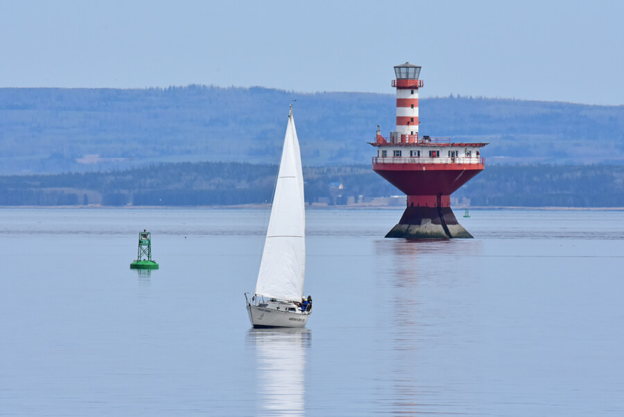 Un voilier près du phare du haut fond prince