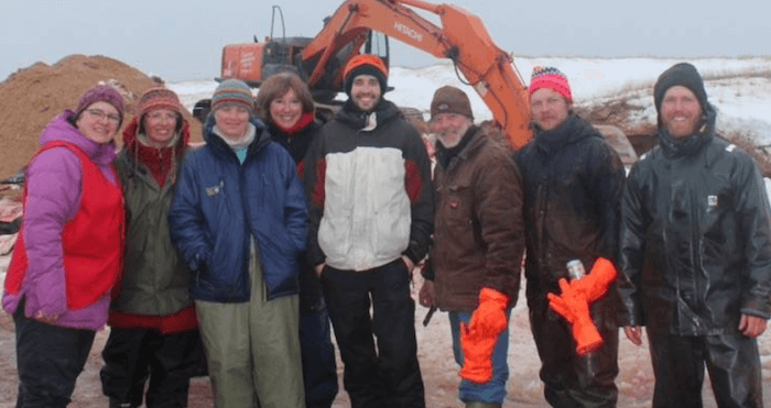 Volunteers from the Magdalen Islands during a necropsy of a humpback whale: Dolores Cyr, Doris Brasset, Fabienne Michot, Sophie Beauchemin, Michael Lainesse, Claude Bourque, Nicolas Koch and Yoanis Menge.