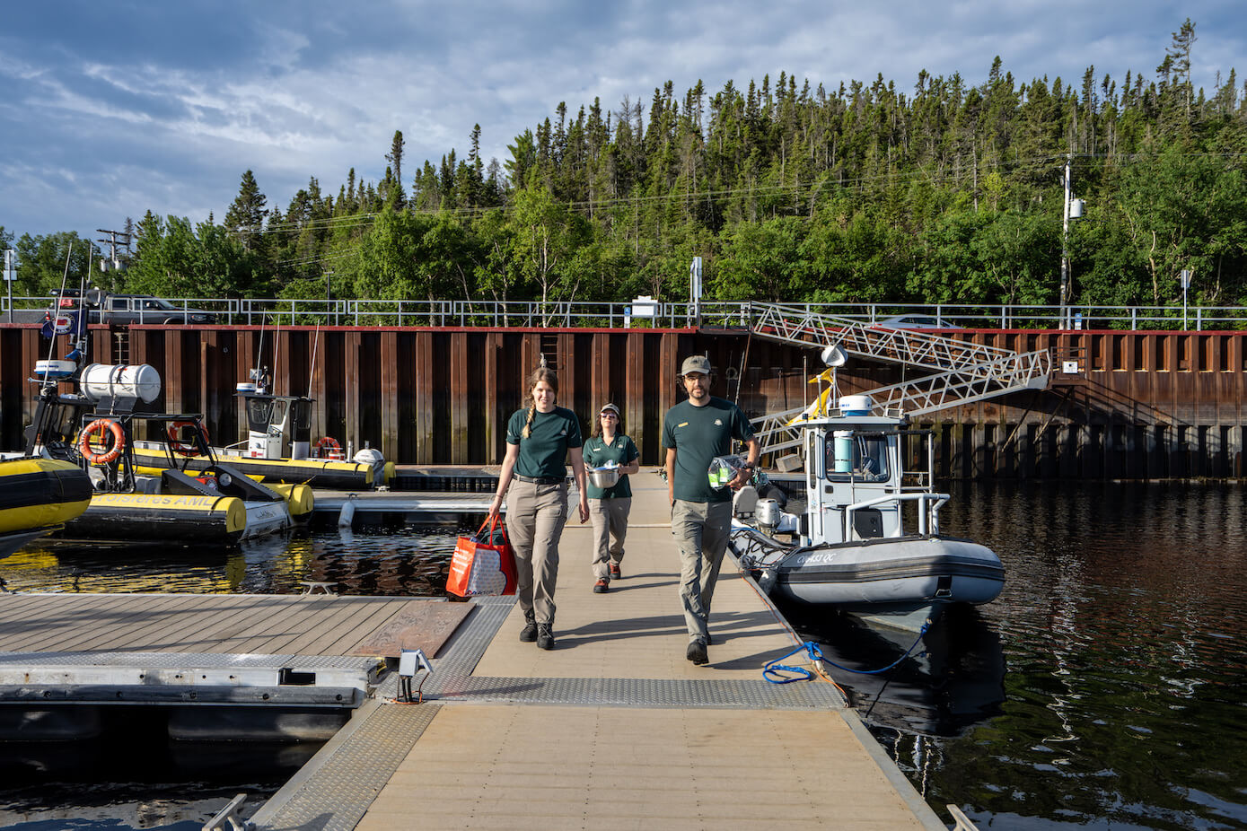 Un équipe de Parcs Canada circule sur les ponton de la marina